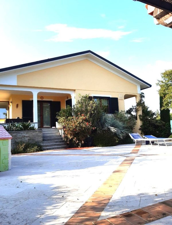 casa indipendente in vendita a Gattico-Veruno in zona Revislate