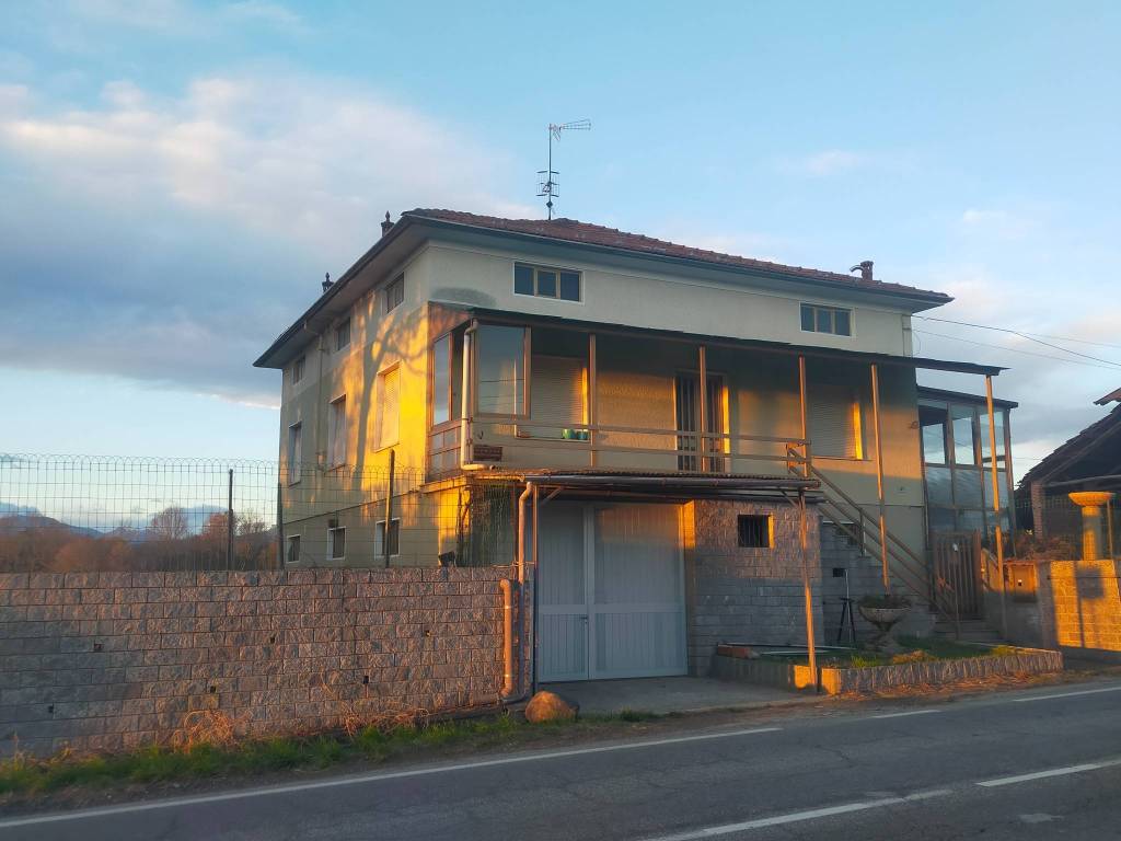 casa indipendente in vendita a Gattico-Veruno in zona Gattico
