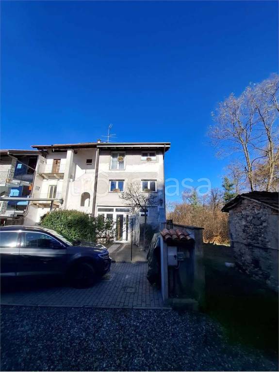 casa indipendente in vendita a Gattico-Veruno in zona Revislate
