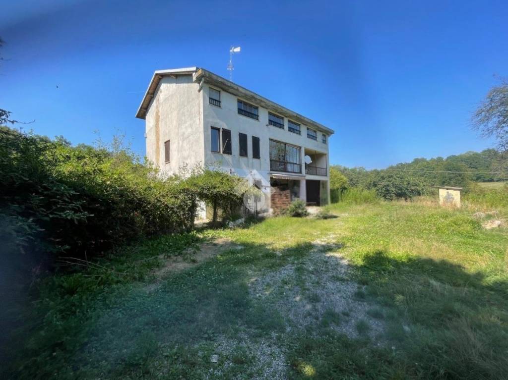 casa indipendente in vendita a Gattico-Veruno in zona Gattico