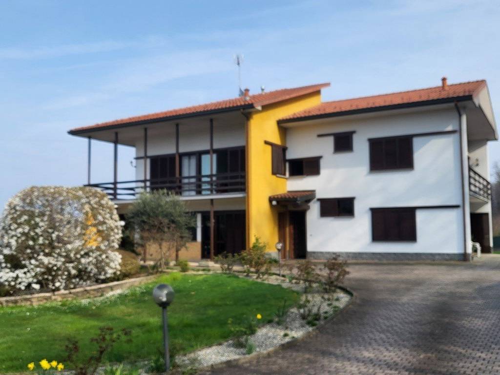 casa indipendente in vendita a Gattico-Veruno in zona Gattico
