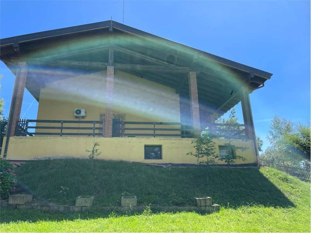 casa indipendente in vendita a Gattico-Veruno in zona Veruno