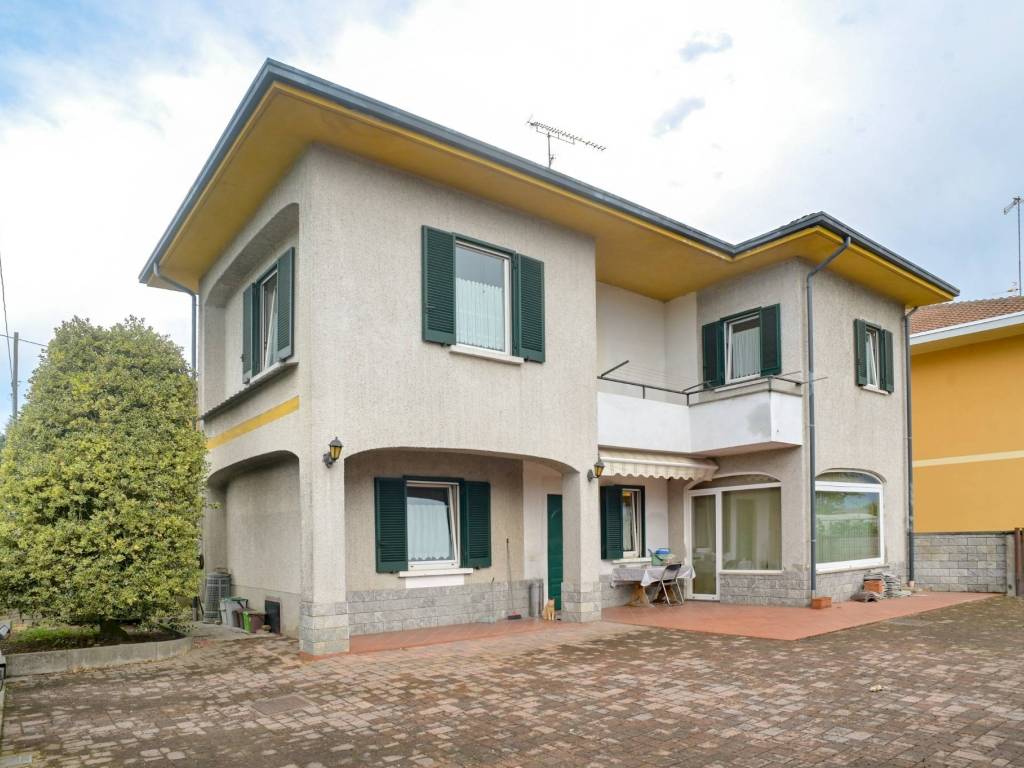 casa indipendente in vendita a Gattico-Veruno in zona Gattico