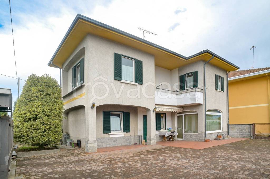 casa indipendente in vendita a Gattico-Veruno in zona Gattico