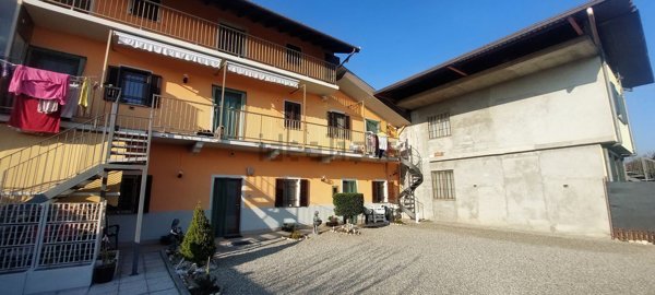 casa indipendente in vendita a Gattico-Veruno in zona Revislate