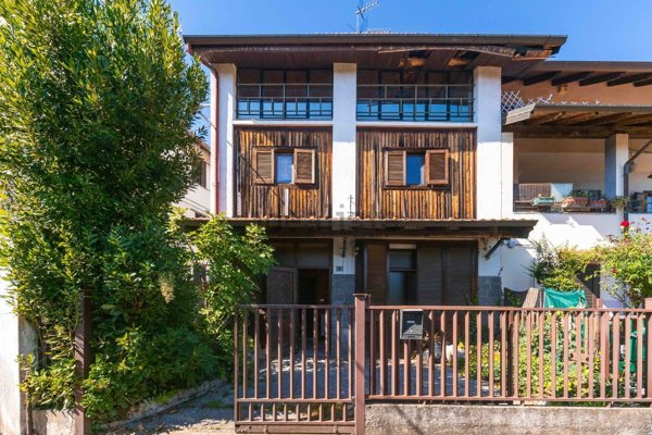 casa indipendente in vendita a Gattico-Veruno in zona Revislate