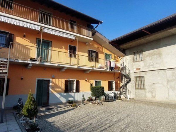 casa indipendente in vendita a Gattico-Veruno in zona Revislate