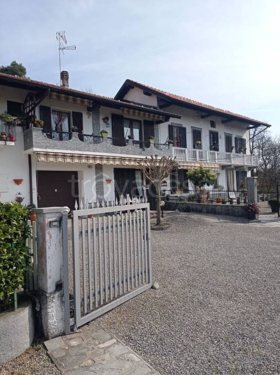 casa indipendente in vendita a Gattico-Veruno in zona Revislate