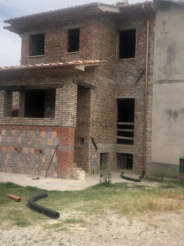 pentavano in vendita ad Anghiari in zona Motina