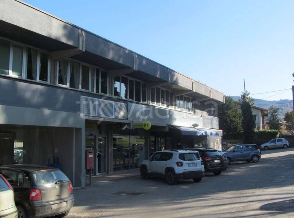 ufficio in vendita ad Arezzo in zona Staggiano