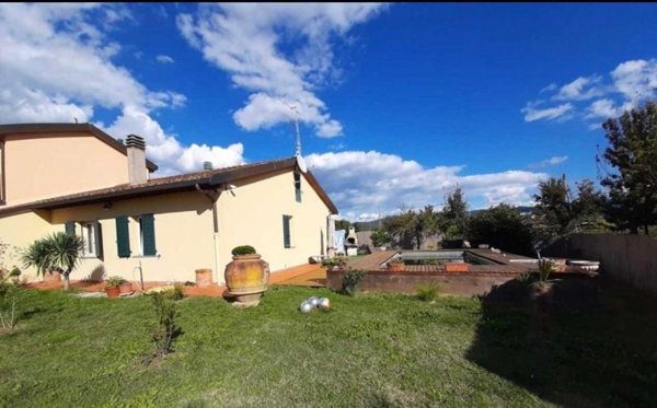 casa indipendente in vendita ad Arezzo in zona Stroppiello