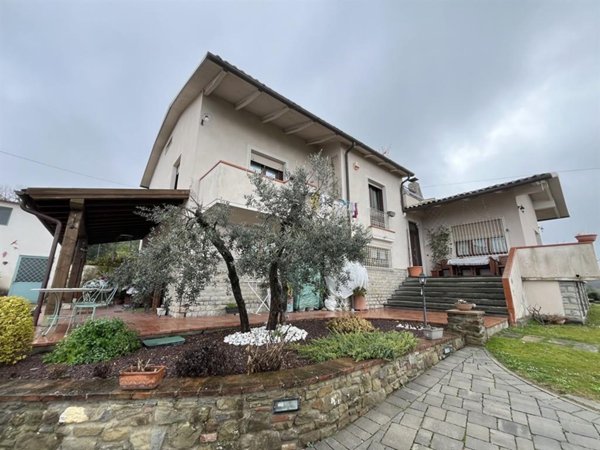 casa indipendente in vendita ad Arezzo in zona Quarata