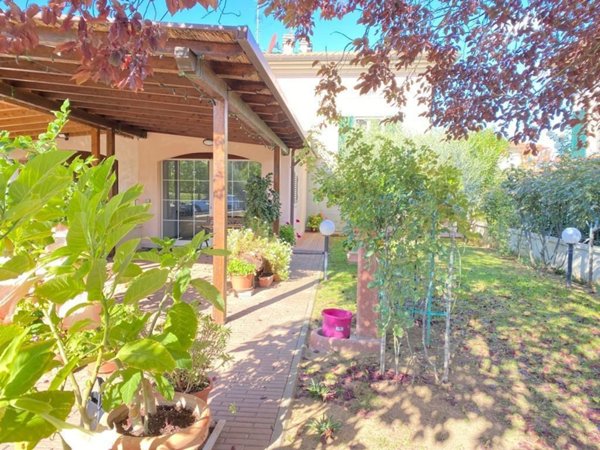casa indipendente in vendita ad Arezzo