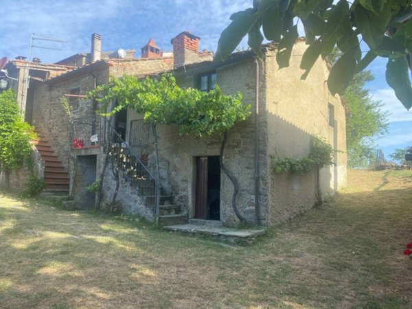 casa indipendente in vendita ad Arezzo in zona Palazzo del Pero