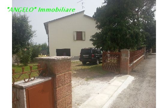 casa indipendente in vendita ad Arezzo in zona Rigutino