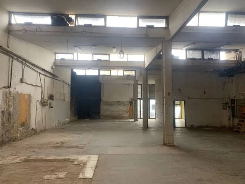 negozio in vendita ad Arezzo in zona Olmo