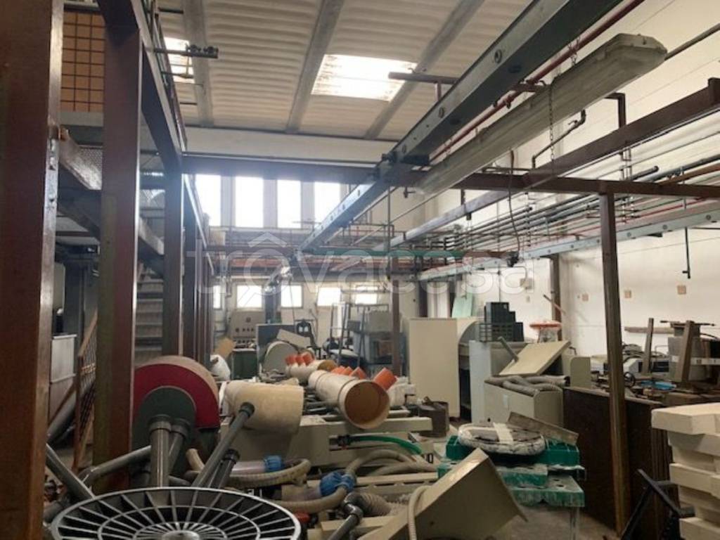 locale commerciale in vendita ad Arezzo in zona Ponte Alla Chiassa