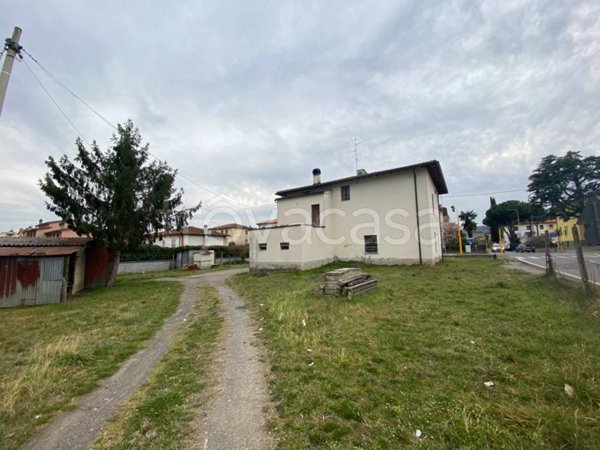 casa indipendente in vendita ad Arezzo in zona Pratantico-Indicatore