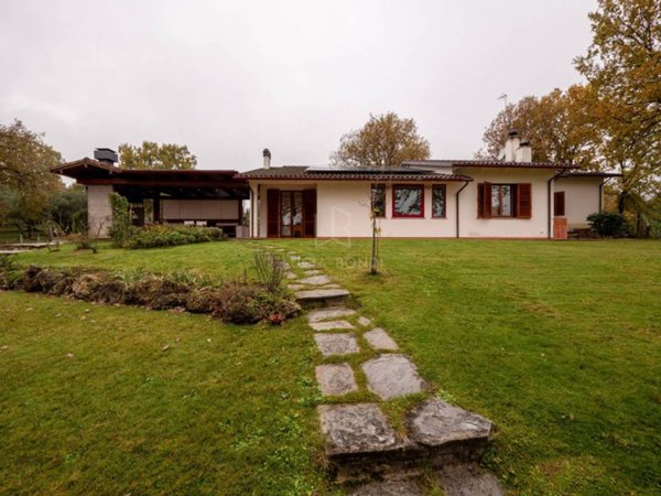 casa indipendente in vendita ad Arezzo in zona Pescaiola
