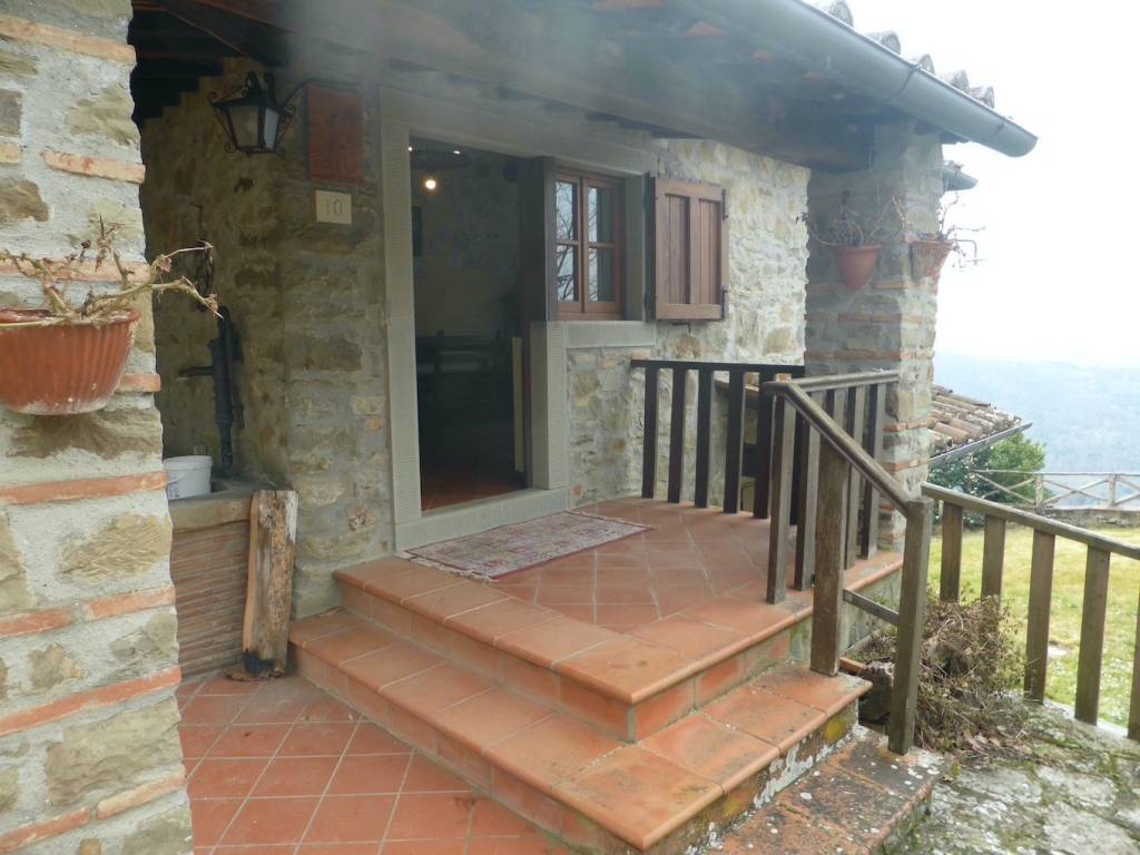 casa indipendente in vendita ad Arezzo in zona Antria