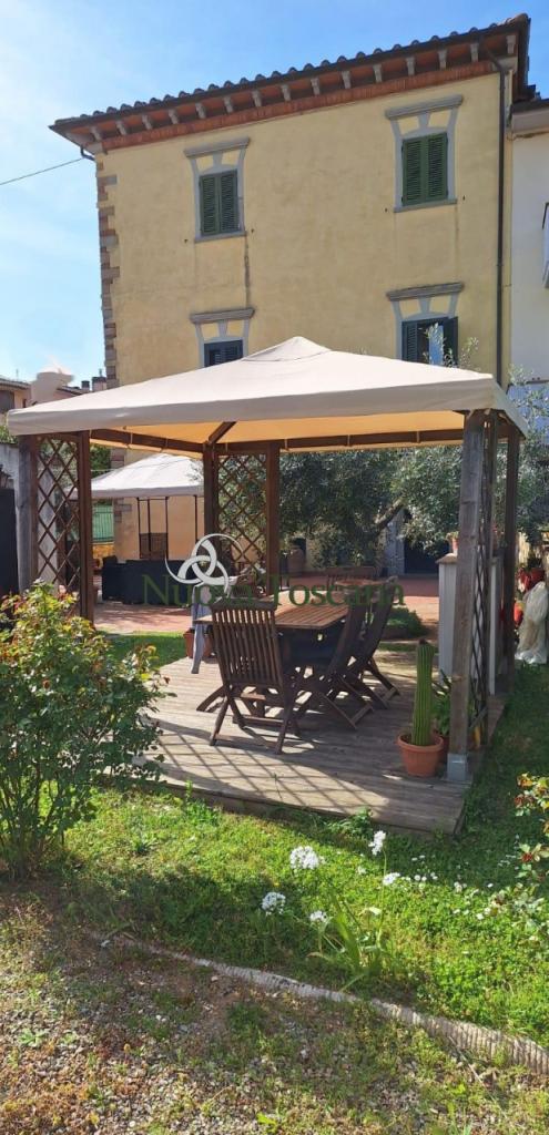 casa indipendente in vendita ad Arezzo in zona Staggiano