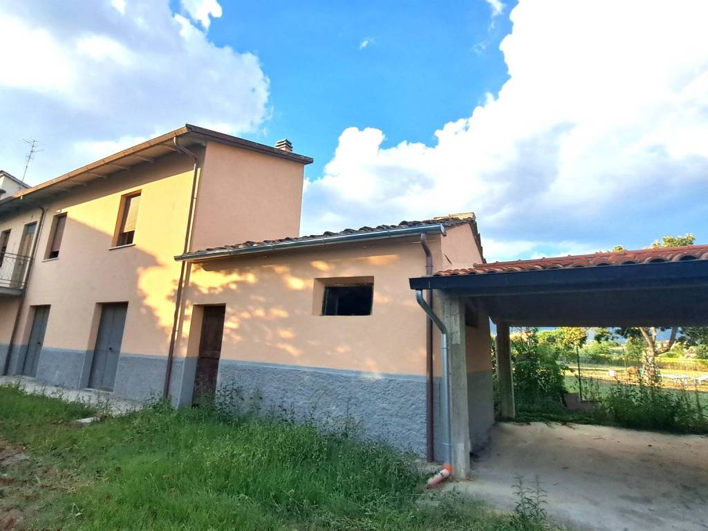 casa indipendente in vendita ad Arezzo in zona Rigutino