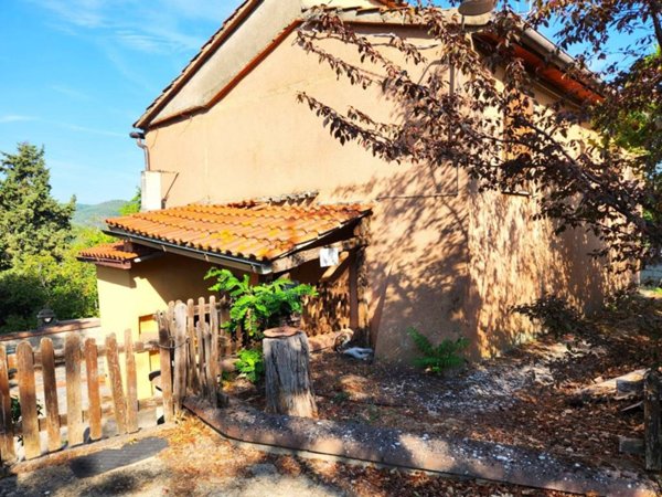 casa indipendente in vendita ad Arezzo in zona Palazzo del Pero