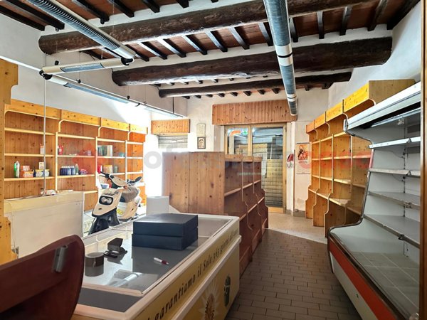 negozio in vendita ad Arezzo in zona Centro Città