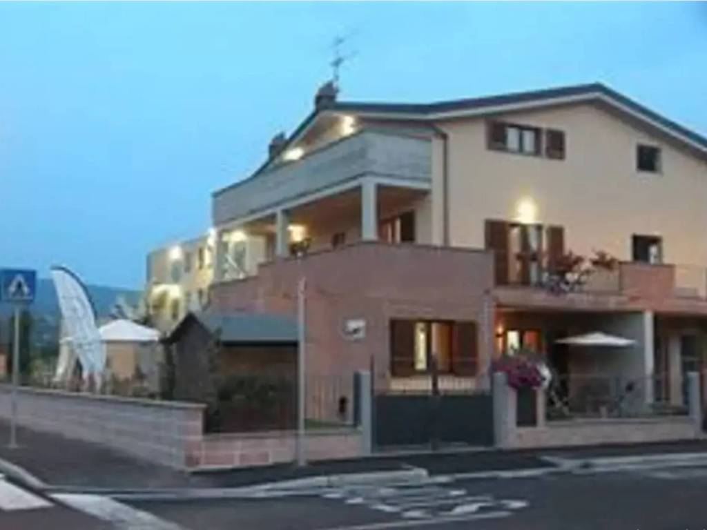 casa indipendente in vendita ad Arezzo in zona Puglia