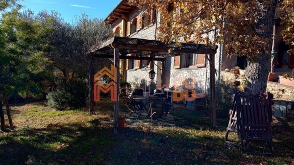 casa indipendente in vendita ad Arezzo in zona Staggiano