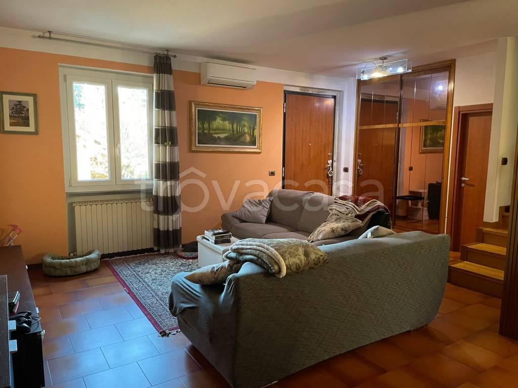 casa indipendente in vendita ad Arezzo in zona Olmo