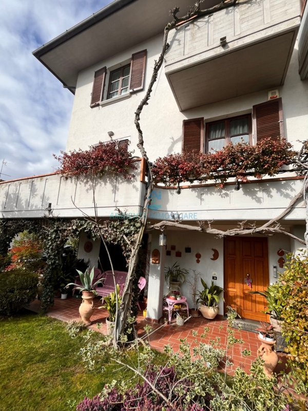 casa indipendente in vendita ad Arezzo in zona San Giuliano