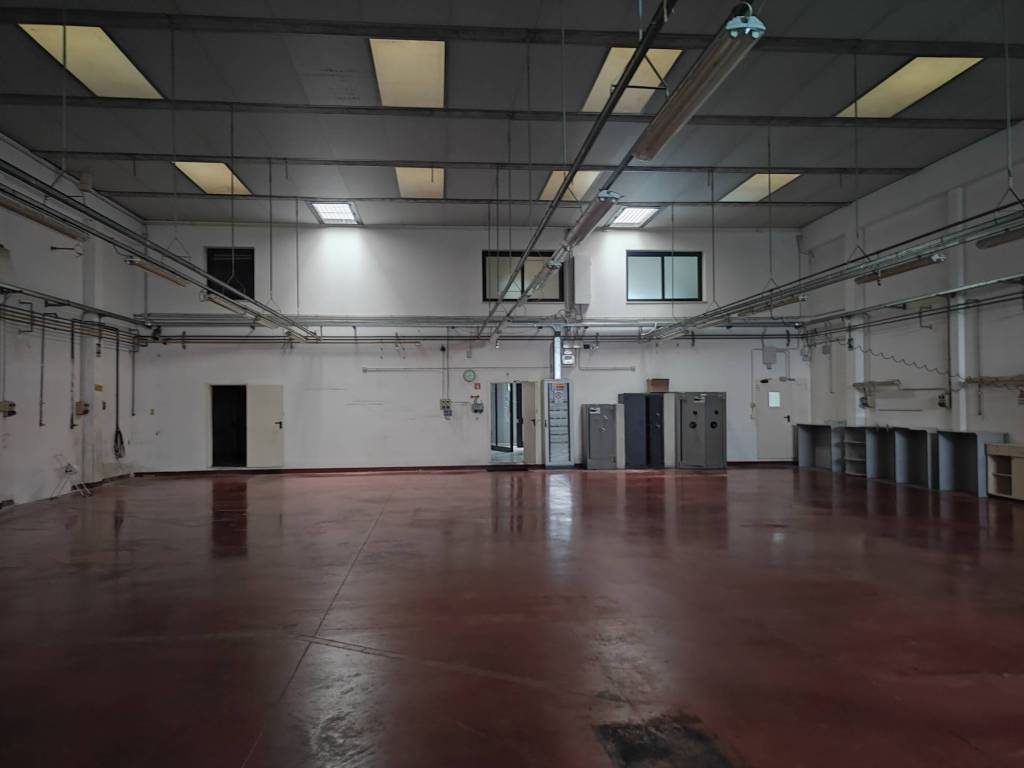 locale commerciale in vendita ad Arezzo in zona Chiassa-Tregozzano