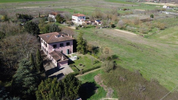 casa indipendente in vendita ad Arezzo in zona Frassineto