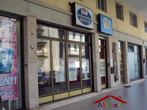 negozio in vendita ad Arezzo in zona Vittorio Veneto