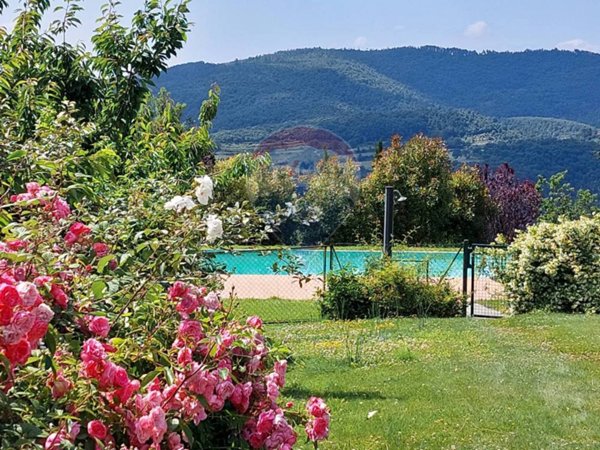 casa indipendente in vendita ad Arezzo in zona Palazzo del Pero