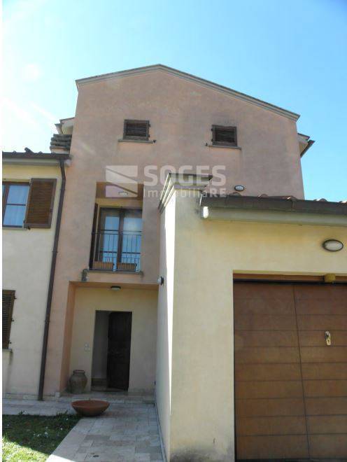 casa indipendente in vendita ad Arezzo in zona Rigutino