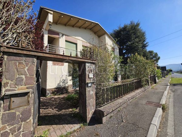 casa indipendente in vendita ad Arezzo in zona Ceciliano
