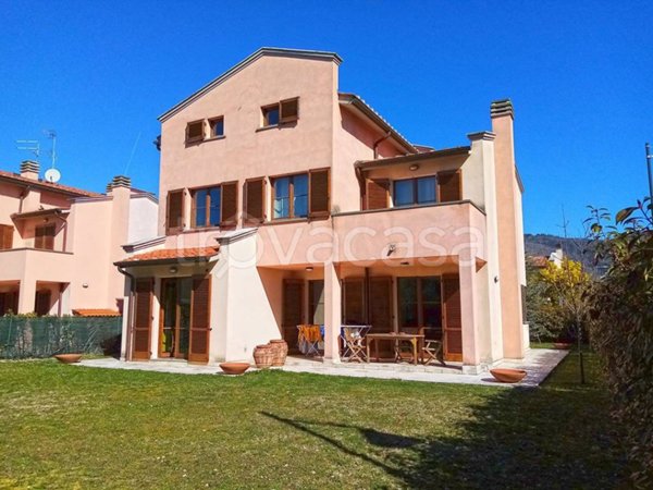 casa indipendente in vendita ad Arezzo in zona Rigutino