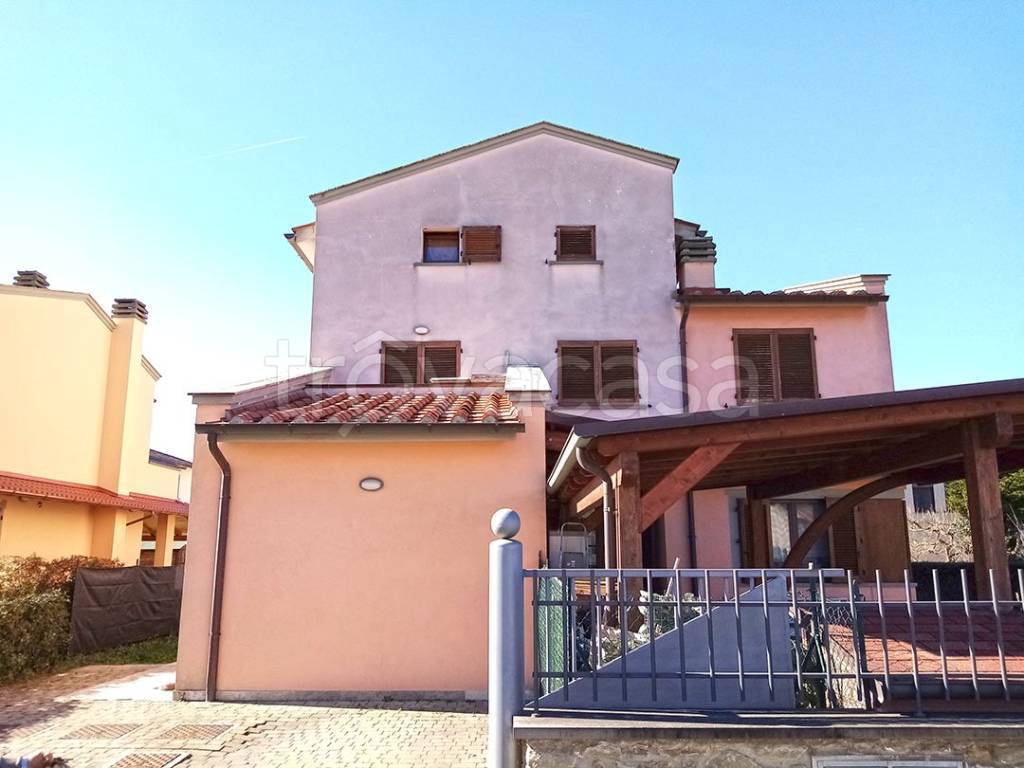 appartamento in vendita ad Arezzo in zona Rigutino