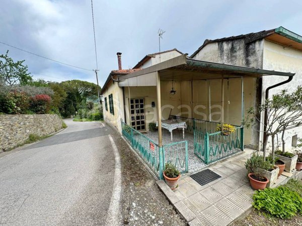 casa indipendente in vendita ad Arezzo in zona Ceciliano