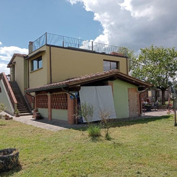 casa indipendente in vendita ad Arezzo in zona Pratantico-Indicatore