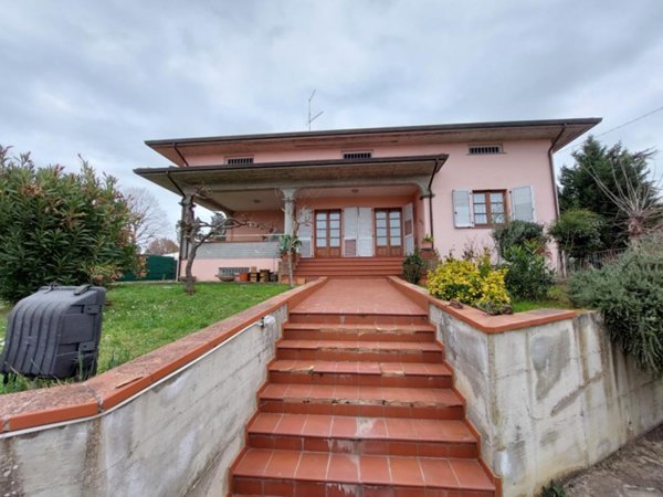 casa indipendente in vendita ad Arezzo in zona Frassineto