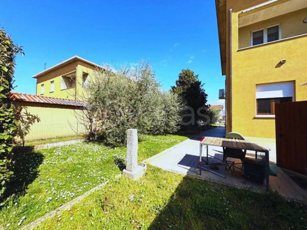 casa indipendente in vendita ad Arezzo in zona Quarata