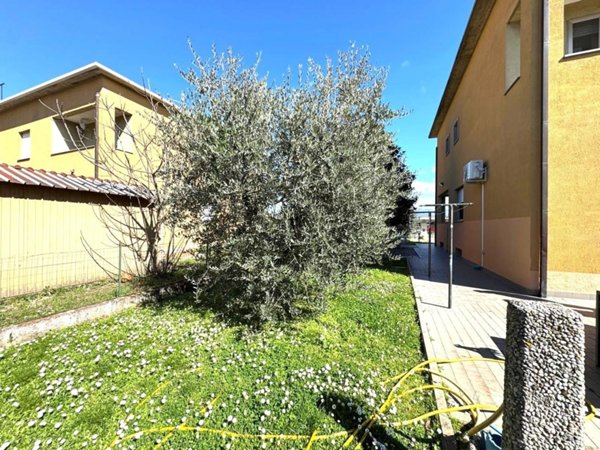 casa indipendente in vendita ad Arezzo in zona Quarata