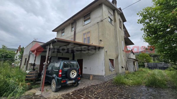 casa indipendente in vendita ad Arezzo in zona Chiassa-Tregozzano