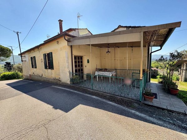 casa indipendente in vendita ad Arezzo in zona Ceciliano
