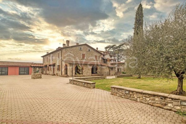 casa indipendente in vendita ad Arezzo in zona Quarata