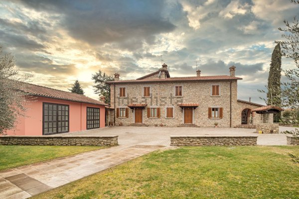 casa indipendente in vendita ad Arezzo in zona Quarata