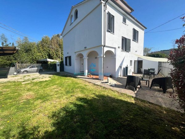 casa indipendente in vendita ad Arezzo in zona Agazzi